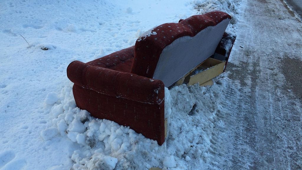 Sohva jäte kaatopaikka 3