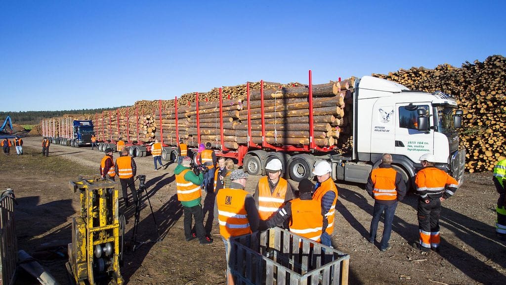 Euroopan suurin puutavara-ajoneuvoyhdistelmä esiteltiin medialle Rovaniemellä 7. lokakuuta 2015.