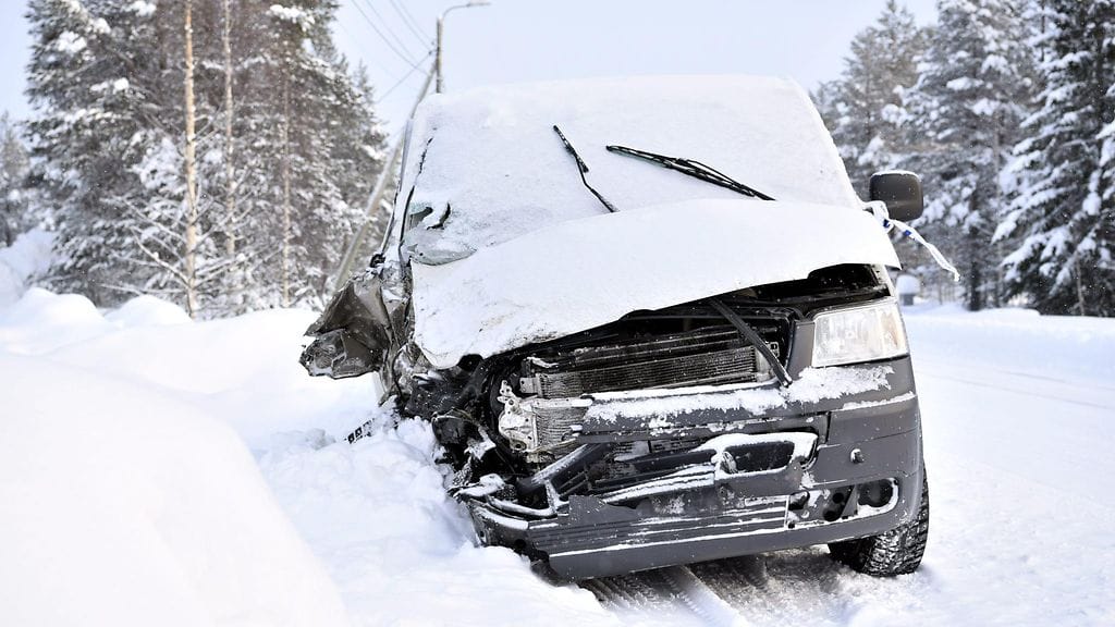 Seitsemän ihmistä loukkaantui varhain aamulla Könkään kylässä Kittilässä kahden pakettiauton ja linja-auton kolarissa.