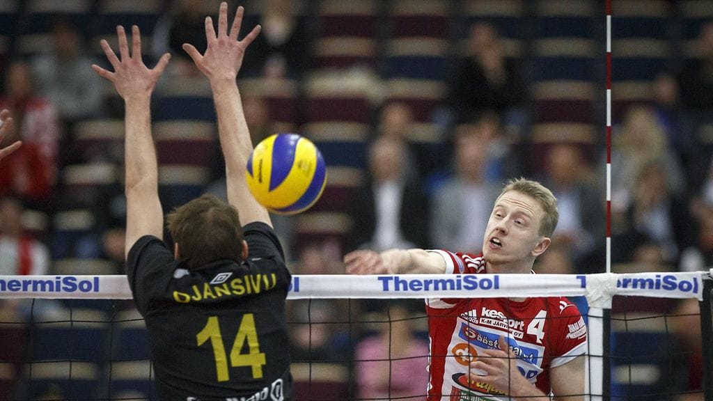 Tiikereiden Olli-Pekka Ojansivu, VaLePan Elviss Krastins (arkistokuva)