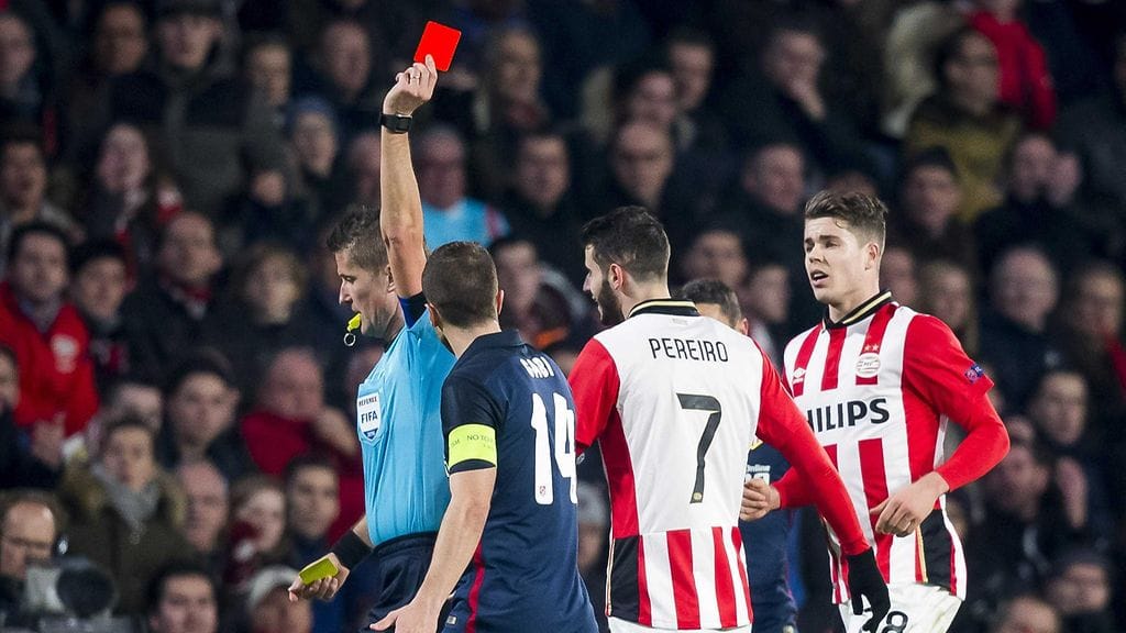 PSV - Atletico: Pereiro näkee punaista.