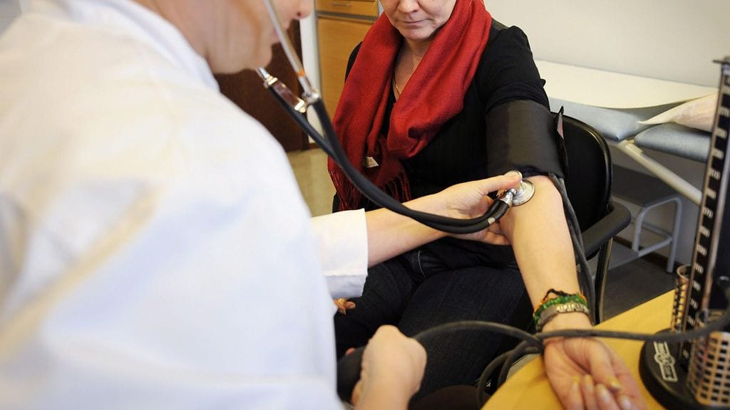 Erityisesti pulaa on terveys- ja sosiaalialalla lääkäreistä.