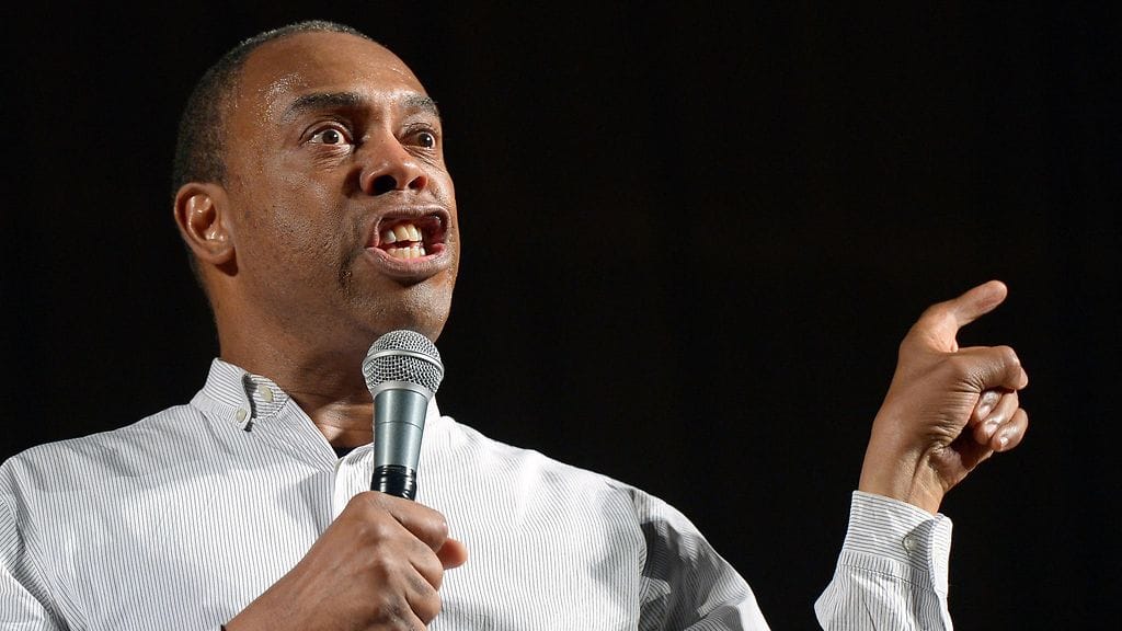 Michael Winslow tunnetaan veijarimaisen Larvell Jonesin roolista.