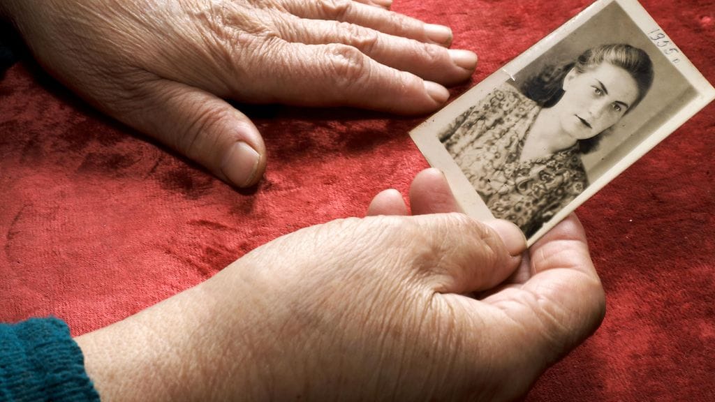 Vanha nainen katsoo kuvaa (1)