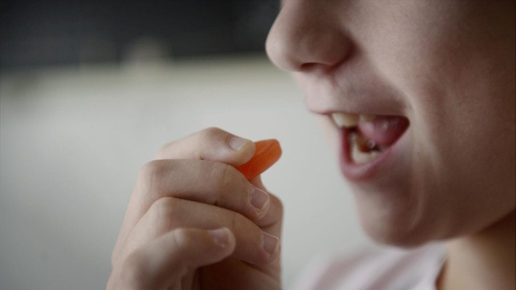 Mies, poika, syö, irtokarkki