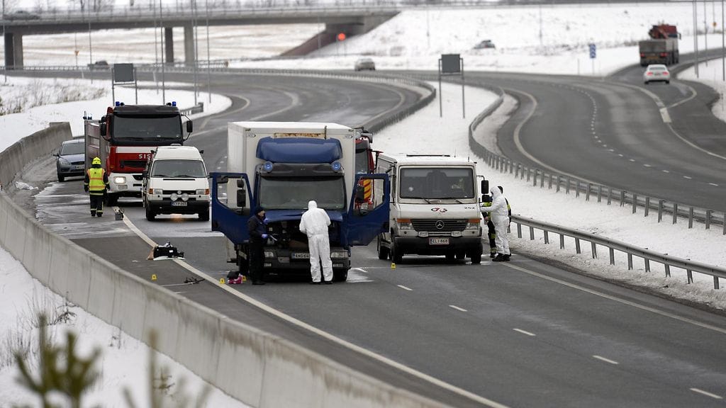 Poliisin rikospaikkatutkimusta – Salon Suomusjärvellä tapahtui 25. helmikuuta 2016 arvokuljetusauton (oik.) ryöstö.