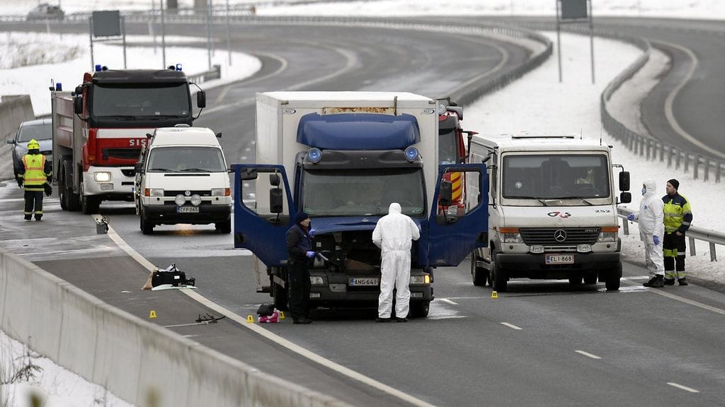 Poliisin rikospaikkatutkimusta - Salon Suomusjärvellä tapahtui 25. helmikuuta 2016 arvokuljetusauton (oik.) ryöstö.