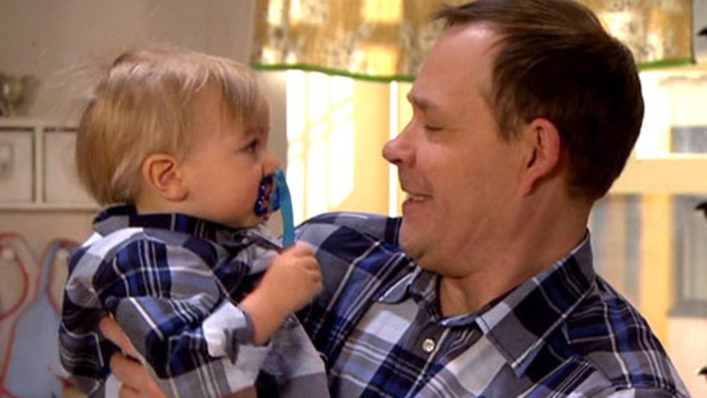 Salatut elämät - Lasse (Timo Jurkka) juhlii isyyttään