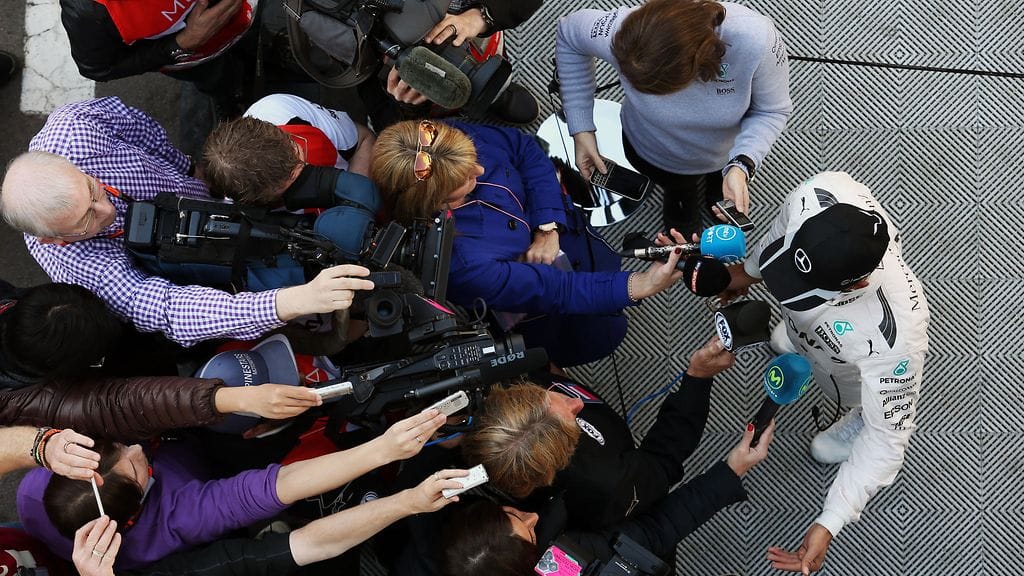 Lewis Hamilton median tentissä.
