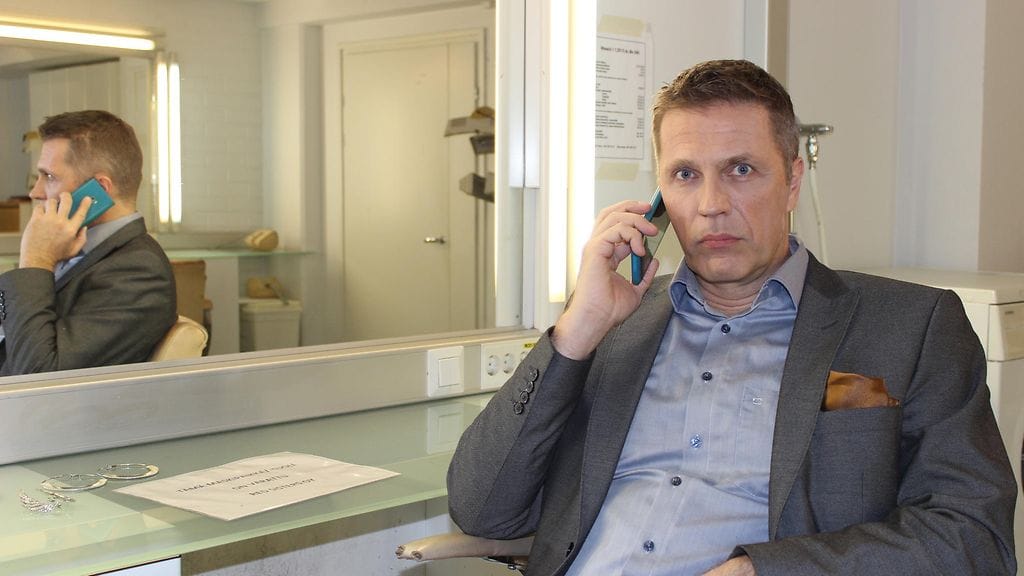 Jari Sarasvuo oli kiireinen ennen livelähetyksen alkua.