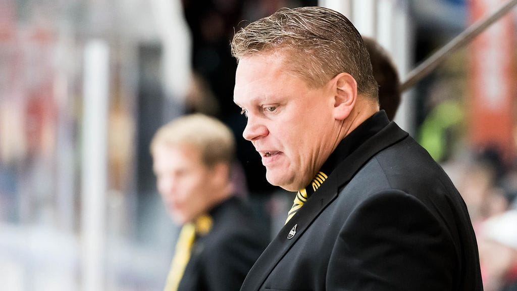 KalPan päävalmentaja Pekka Virta vitsaili Ilveksen yleisökadosta.