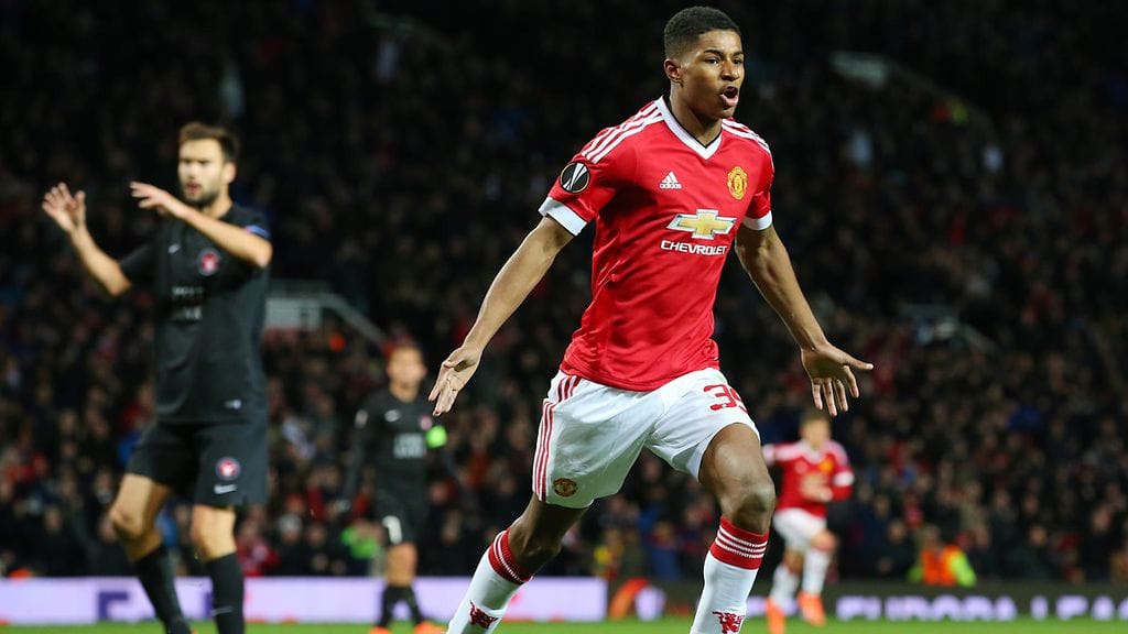 Marcus Rashford tuulettaa, Tim Sparv on ymmällään.