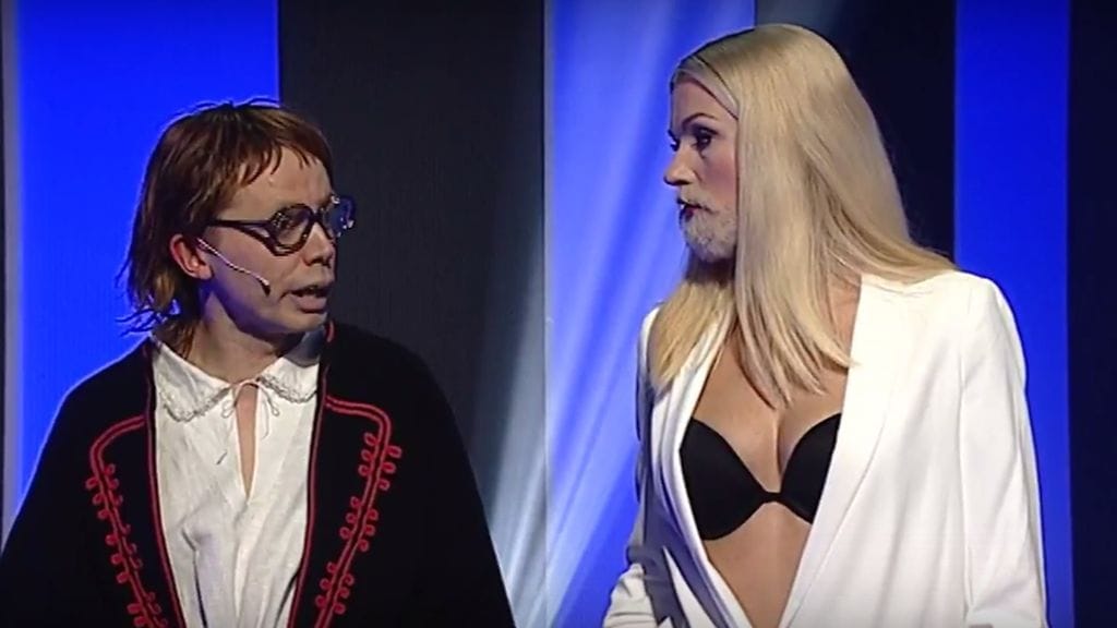 Viron Putouksessakin nähdään Suomesta tuttu sketsihahmokisa. Kuvakaappaus YouTubesta.