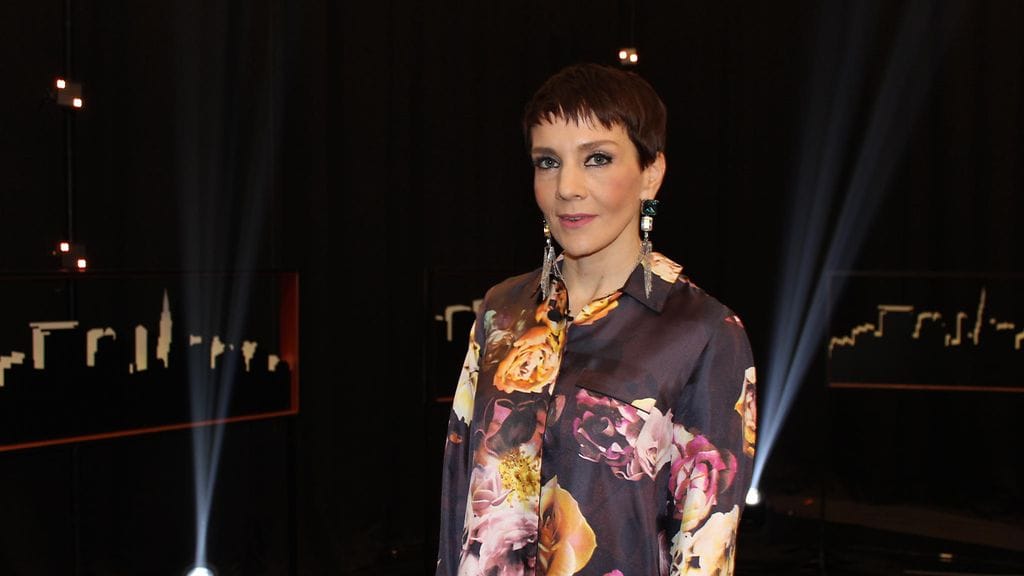 Maria Veitolta juonsi rennon tyylikkäästi pyjaman oloisessa kokoasussa.