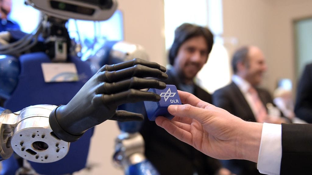 Raportin mukaan automatisointi vie tulevaisuudessa matalan osaamistason työpaikkoja, mutta samalla uusia syntyy. Kuvituskuvassa Toro-robotin esittelyä teollisuuden tulevaisuutta käsittelevässä konferenssissa Berliinissä.