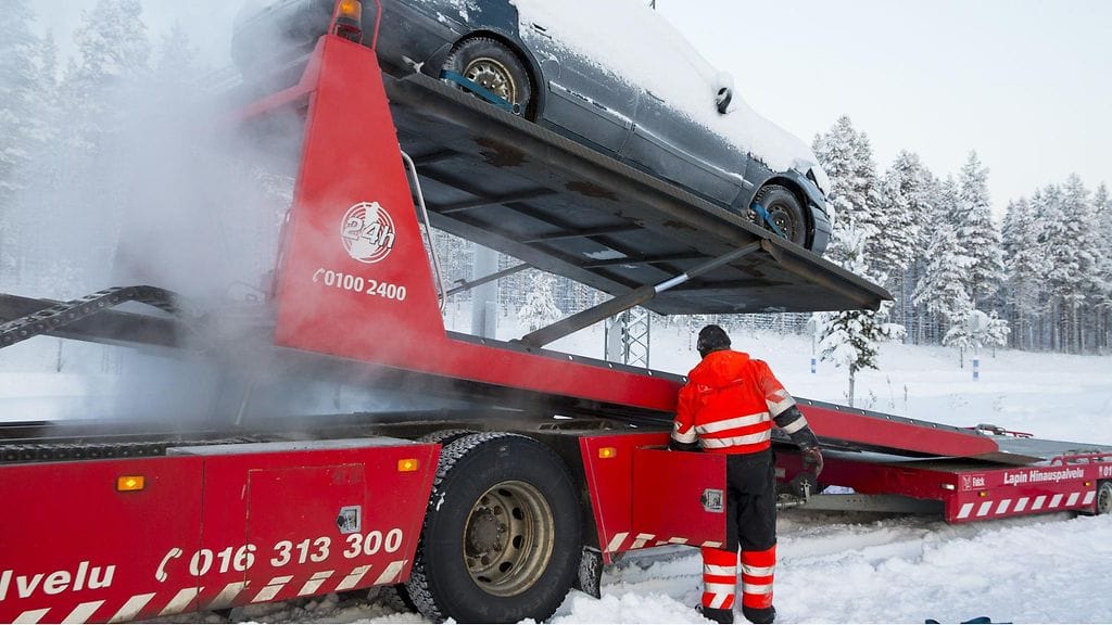 Hylättyä autoa siirretään Sallan Kelloselän raja-asemalla tammikuussa 2016.