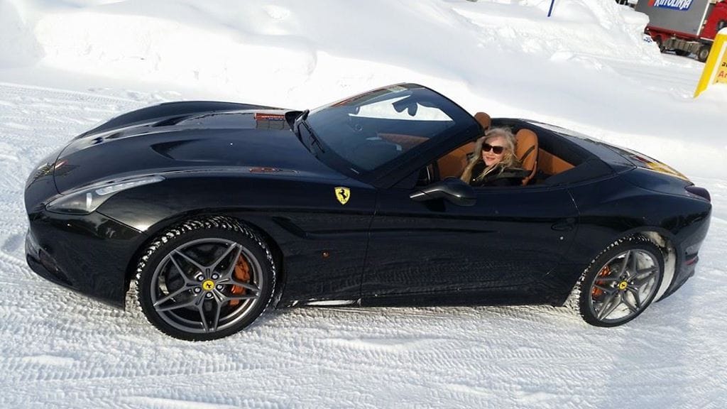 Levillä ollaan ja uskollisesti katto auki! Tuu moikkaa ja ottaa kuva #FerrariLevi, kommentoi Emma kuvaansa Facebookissa.