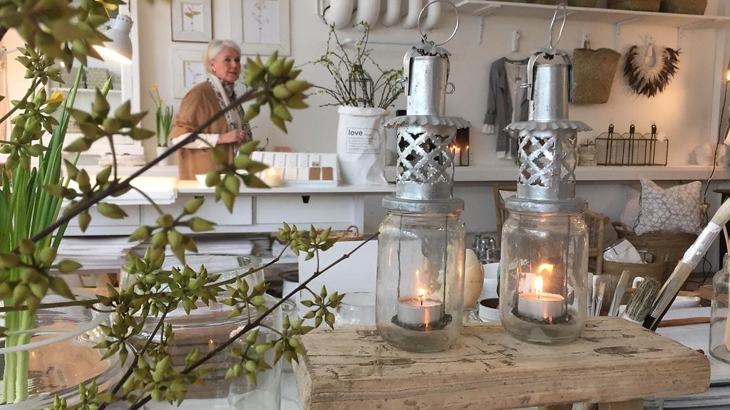 Monday to Sunday -sisustusliike Espoossa on Päivi Lemströmin unelma. Neljä vuotta lifestyleblogia pitänyt maailmanmatkaaja uskoo etnisyyden lisäksi skandinaaviin vaaleuteen ja luonnonmateriaaleihin.