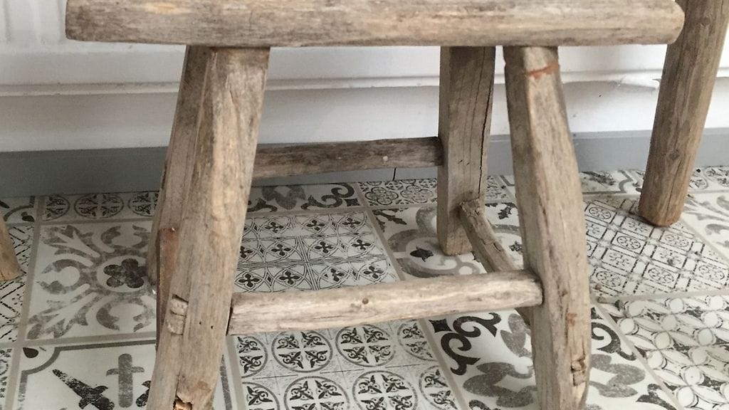 Kiinalainen 100-vuotias pikkujakkara