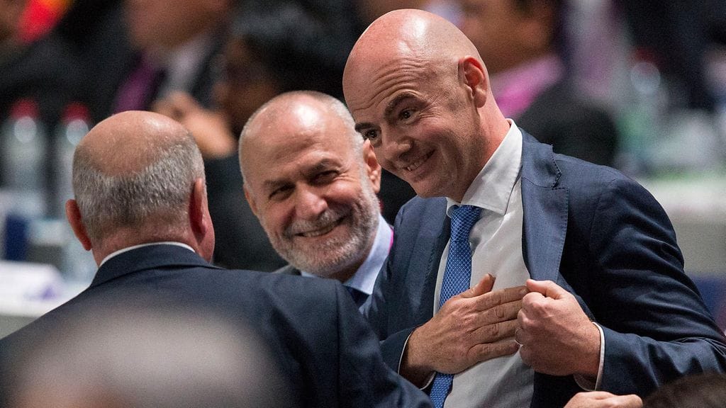 Gianni Infantino (oik.) on FIFAn uusi puheenjohtaja.