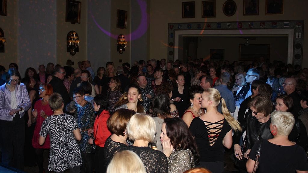 Aira Samulin juhlahumu