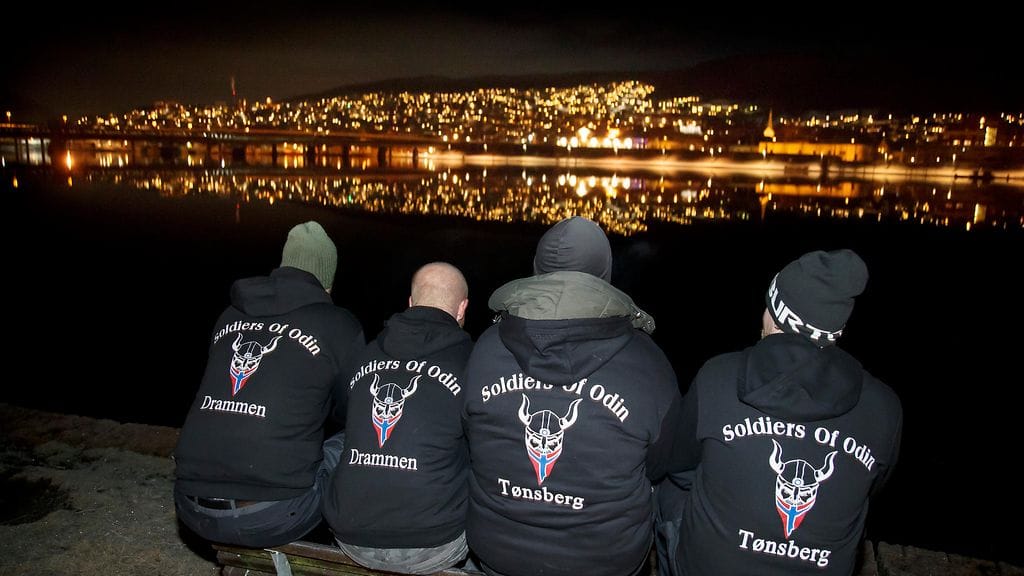 Soldiers of Odin -katupartion jäsenet istuivat penkillä partionsa aikana Drammenissa, Norjassa 21. helmikuuta 2016.