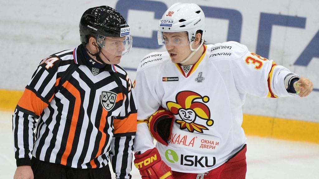 Jokerien Arturs Kulda puhuu tuomarille sarjan 3. ottelussa.