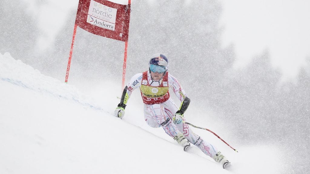 Lindsey Vonn vauhdissa lumituiskussa lauantaina.