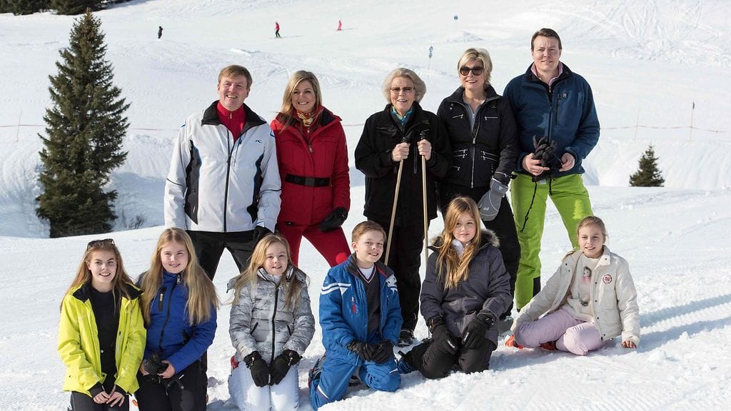Hollannin kuninkaallinen perhe lomakuvassaan Lechissä 22. helmikuuta 2016. Prinsessa Alexia on kuvassa alhaalla toinen oikealla.