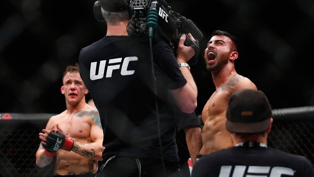 Makwan Amirkhani (oik.) päihitti Mike Wilkinsonin.