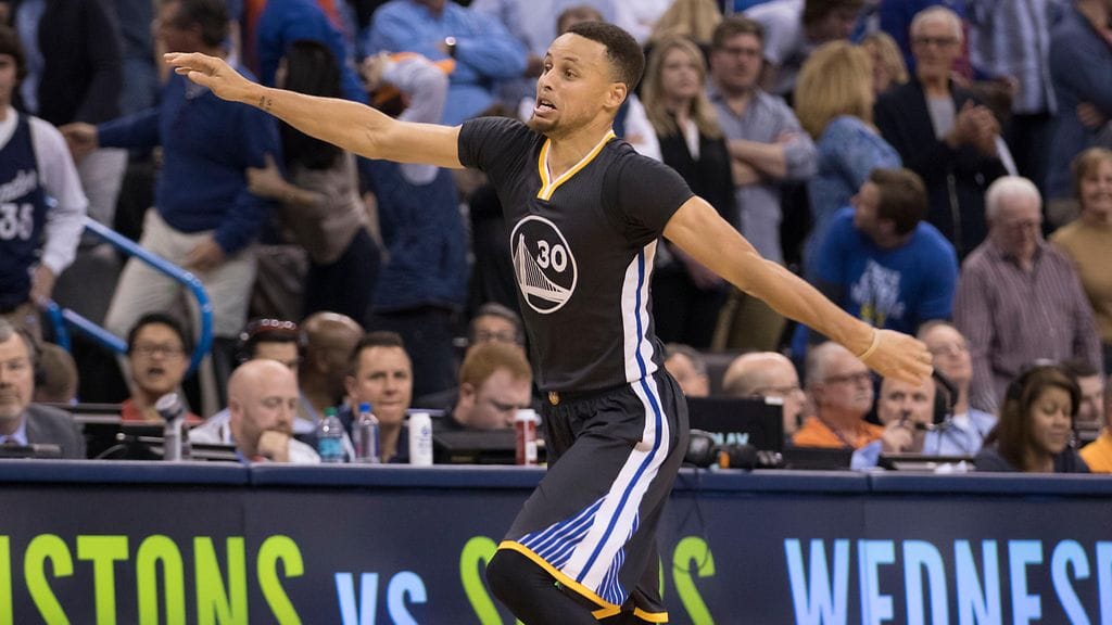 Stephen Curry on lennossa.