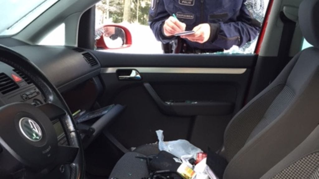 Lukijan kuva. Poliisi kirjasi tuhoja Helsingin Haagassa eilen lauantaina.