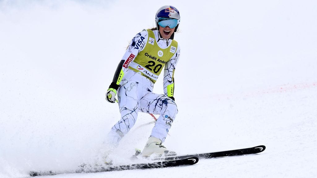 Lindsey Vonn riemuitsi suoritustaan.
