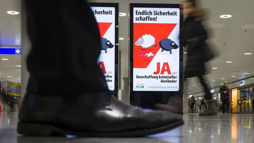 Karkottamista pikkurikosten perusteella ajaneen esityksen takana oli äärioikeistolainen sveitsiläinen kansanpuolue SVP.