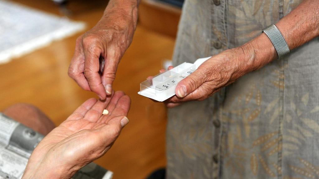 Turhaa itsehoitolääkkeiden käyttöä kannattaa välttää, sillä varttuneemmalla lääkekuorma voi muutenkin olla raskas. Kuvituskuva.