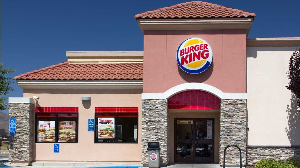 Amerikkalaispariskunta päätyi oikeuteen hampurilaisjätin kanssa, kun Burger King ei palauttanut rahoja ajoissa.