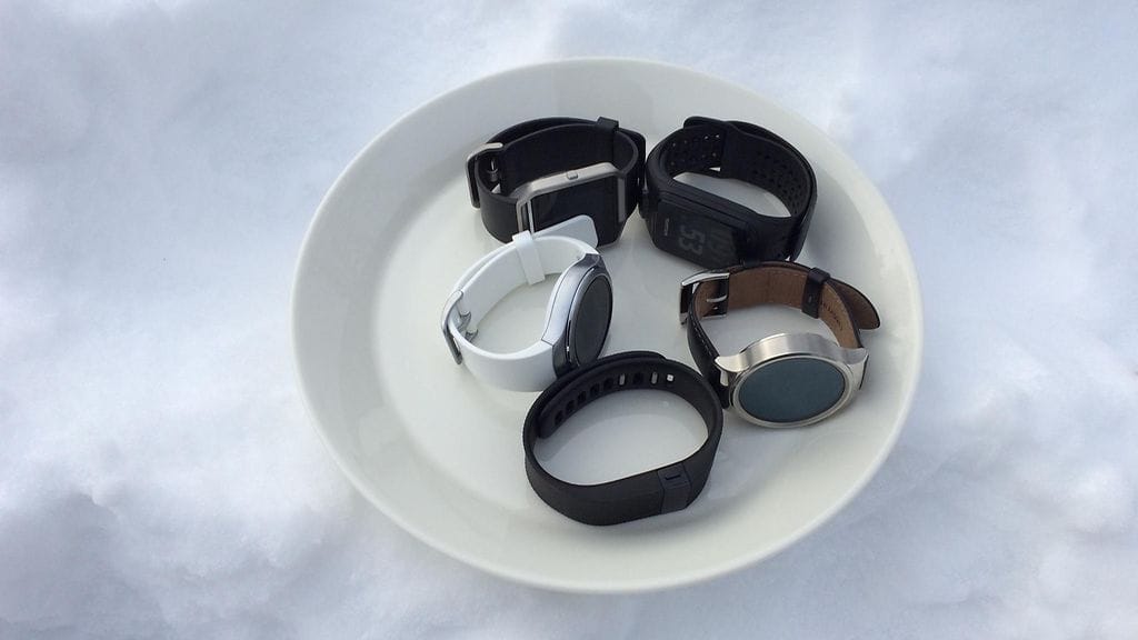 Älykellojen pakkastestiin otti osaa viisi erilaista äly-/urheilukelloa Fitbitiltä, Samsungilta, Huaweilta ja TomTomilta.