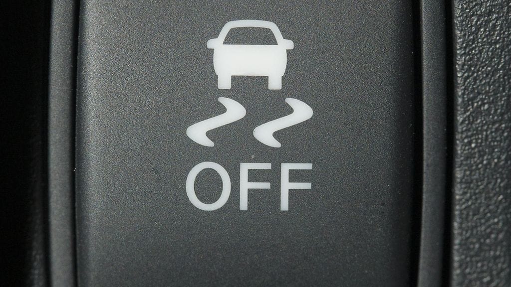 ESC pelastaa ihmishenkiä. Älä kytke sitä pois toiminnasta tai ulosmittaa sen turvallisuusvaikutuksia ajamalla liian kovaa.