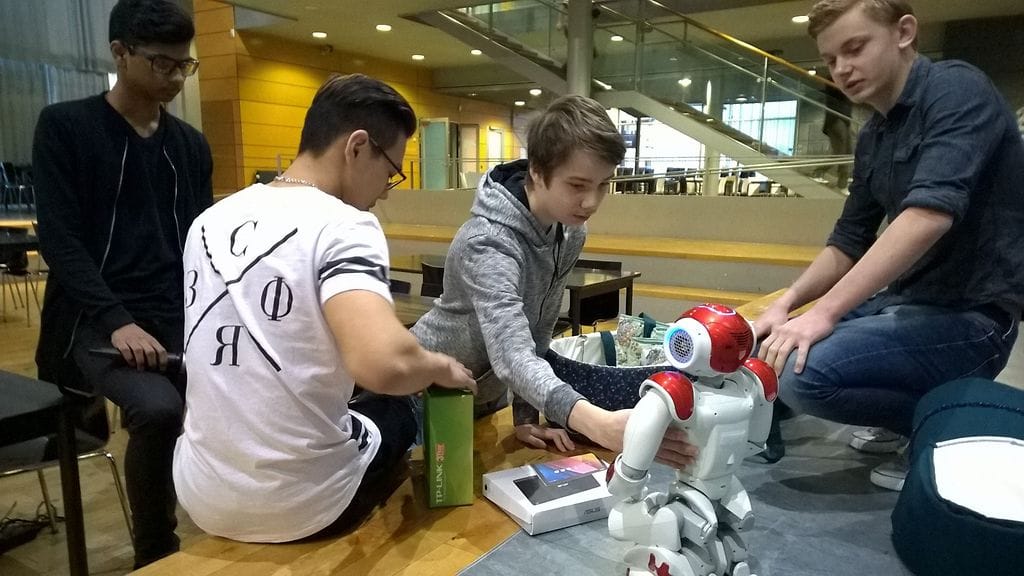 Oppilaat ja Zora-robotti.