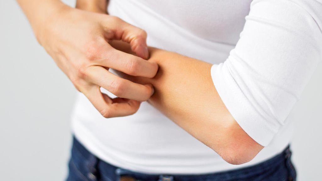 Raapiminen on refleksi, jota vatsaan voi olla vaikeaa taistella.