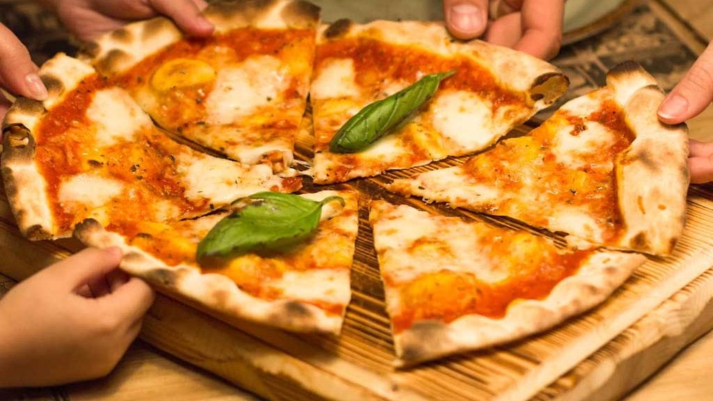 Kun tarjolla on paljon ruokalajeja, jää ruokaa helposti syömättä lautaselta.