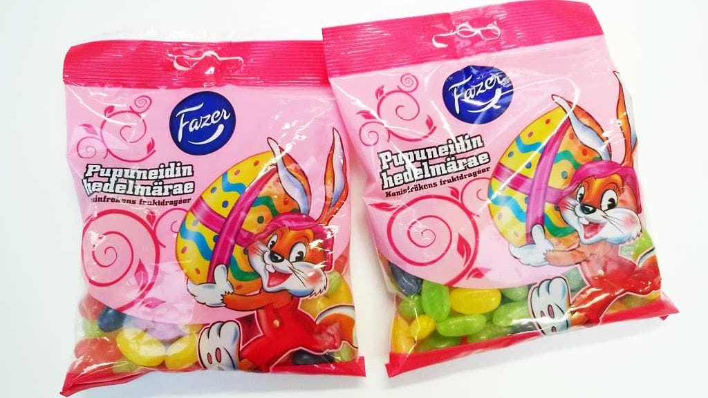 Makuja-toimitus sai käsiinsä myös viimevuotisen version Pupuneidin hedelmärakeista. Vasemmalla olevassa vanhassa pussissa pilkottavat vielä punaiset ja pinkit karkit.