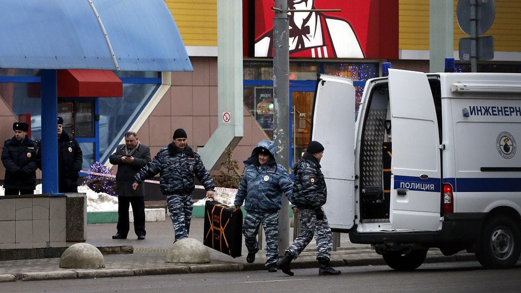 Poliisit tutki Oktjabrskoje Pole -metroaseman edustaa Moskovassa.