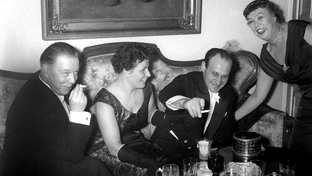 Itsenäisyyspäivän juhlaperinne sai alkunsa vuonna 1919. Kirjailijat Mika Waltari ja Väinö Linna itsenäisyyspäivän kutsuilla Linnassa 06.12.1955. Vas: Mika Waltari, Kerttu ja Väinö Linna sekä Marjatta Waltari.