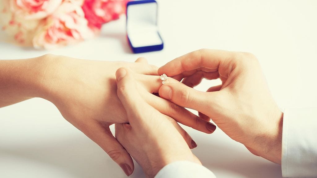 Vihkisormuksen paikka on perinteisesti nimettömässä sormessa – mutta miksi?