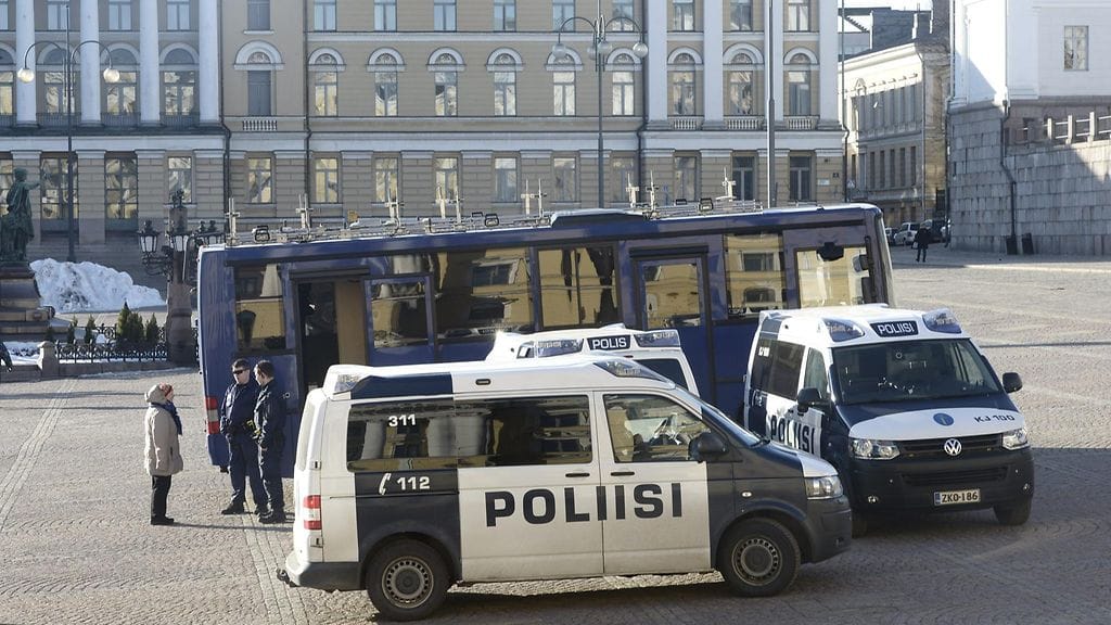 Poliisi harjoitteli poikkeustilanteen varalta Senaatintorin ympäristössä Helsingissä 1. maaliskuuta 2016.