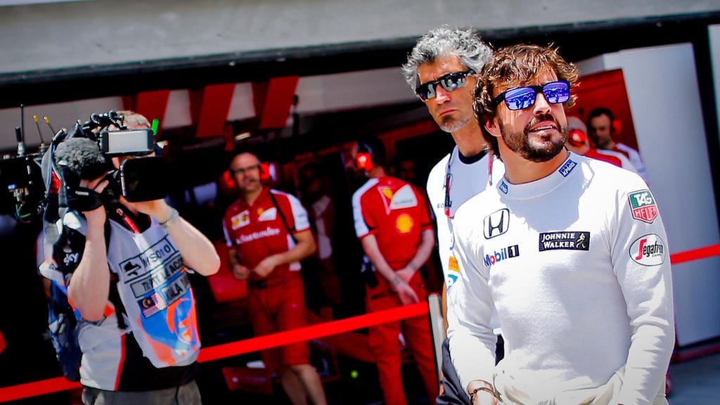 Fernando Alonso Ferrarin pilttuun edessä Malesiassa vuosi sitten.
