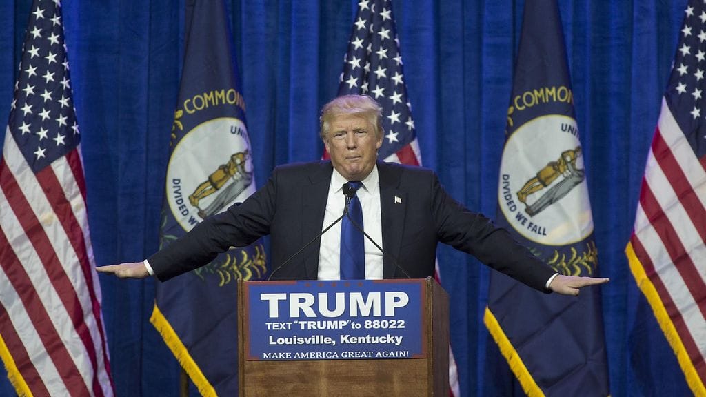 Republikaanien ennakkosuosikki Donald Trump kampanjoimassa supertiistaina Kentuckyn osavaltiossa.