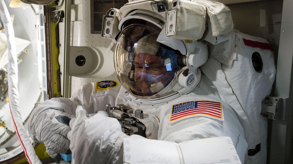 NASA:n kuvaa Scott Kellystä ISS:llä lokakuussa 2015.