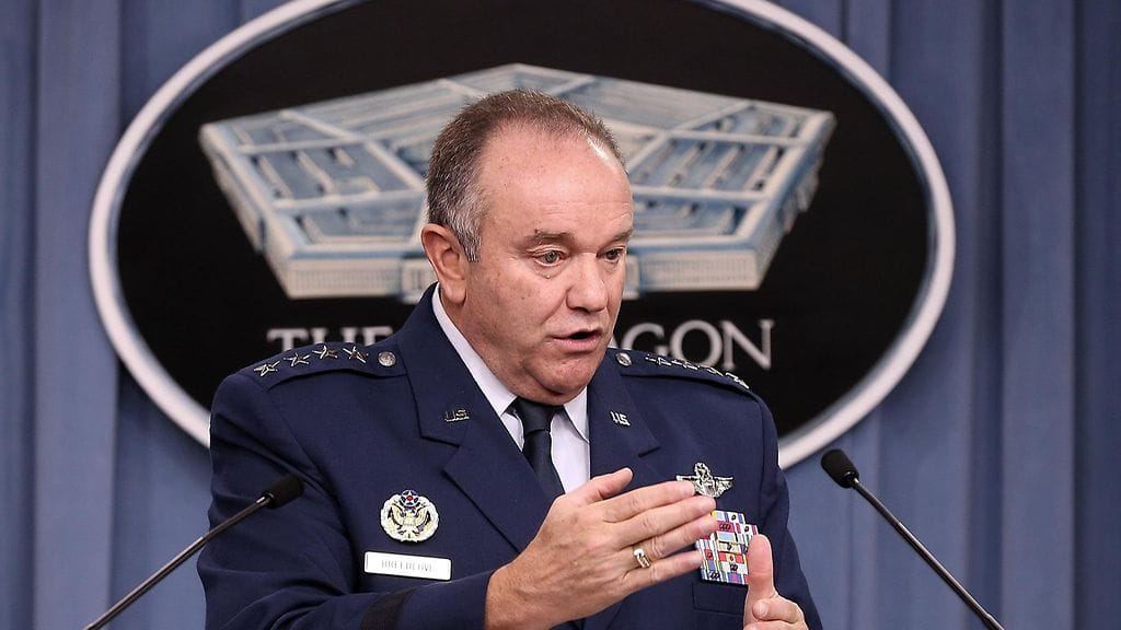 Nato-kenraali Philip M. Breedlove kuvattuna Pentagonin pressitilaisuudessa lokakuussa 2015.
